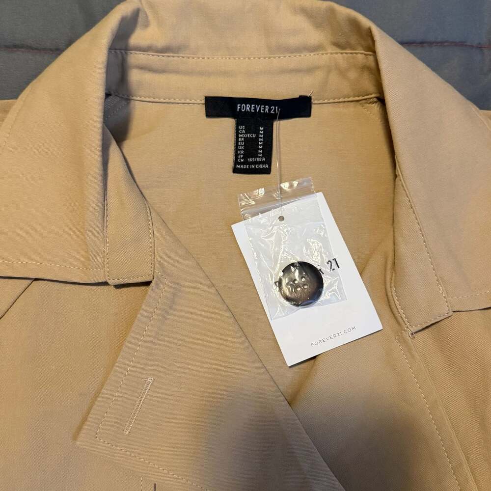Cropped Trench Jacket Forever 21 Size M Tan Buttons Long Sleeve Trendy Crop - Picture 2 of 7